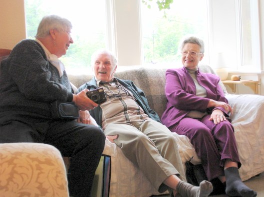 Jan Mughrabi (L) with Bob and Margaret in 2005
