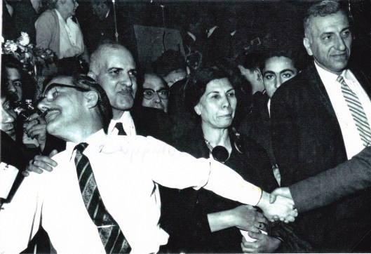 Bahá’í World Congress, London (1963) at the Royal Albert Hall in front of the ‘stage’. John Wade in front, making room for Rúhíyyih Khánum to enter or leave the stage.